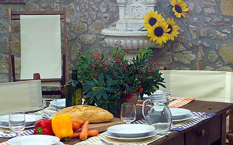 Villa Montichiello: Möbel, Tabelle, Holz, Stuhl, Interior Design, Küche & Esszimmer Tisch, Tischdecke, Blumentopf, Esszimmer, Tisch Im Freien