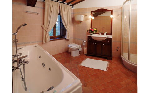 Villa Montichiello: Badezimmer, Interior Design, Armatur, Flooring, Fussboden, Möbel, Badewanne, Zapfhahn, Installation, Sinken