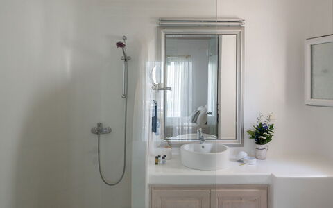 Villa Ioan: Armatur, Badezimmer, Wand, Bad Sink, Spiegel, Sinken, Interior Design, Zapfhahn, Installation, Beleuchtung