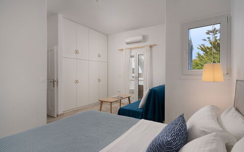 Villa Ioan: Möbel, Flooring, Interior Design, Fussboden, Wohnung, Zuhause, Decke, Zimmer, Schlafzimmer, Bett