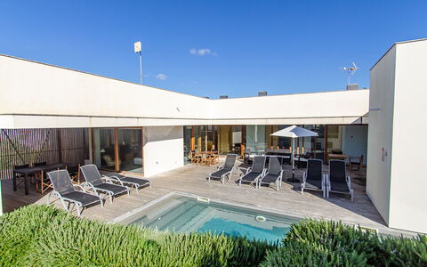 Villa Esplendida: Flooring, Fussboden, Die Architektur, Interior Design, Verbundwerkstoff, Schwimmbad, Stuhl, Resort, Schatten, Design