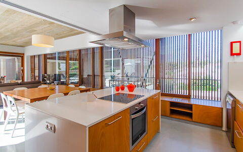 Villa Esplendida: Küche, Countertop, Interior Design, Flooring, Holz, Möbel, Decke, Küchengerät, Fussboden, Cabinetry