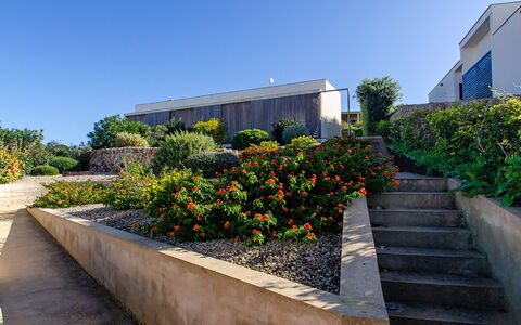 Villa Esplendida: Himmel, Strauch, Die Architektur, Landschaft, Garten, Ground, Landscaping, Hecke, Estate