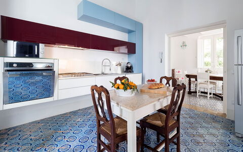 The Flower Garden: Flooring, Interior Design, Küche, Countertop, Fussboden, Möbel, Küchengerät, Cabinetry, Major Appliance, Beleuchtung