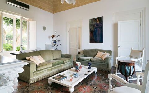 The Flower Garden: Möbel, Interior Design, Flooring, Wand, Fussboden, Holz, Couch, Zimmer, Wohnzimmer, Tabelle