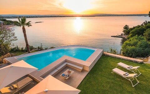 Sea Art Villa: Blau, Schwimmbad, Resort, Freizeit, Meer, Eco Hotel, Ozean, Küste, Gartenmöbel, Villa