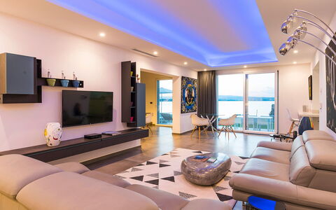 Sea Art Villa: Interior Design, Möbel, Flooring, Decke, Fussboden, Wohnung, Fernsehen, Wohnzimmer, Beleuchtung, Zimmer