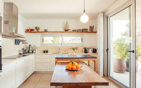 Villa Neper: Möbel, Interior Design, Countertop, Küche, Flooring, Holz, Cabinetry, Fussboden, Zuhause, Decke