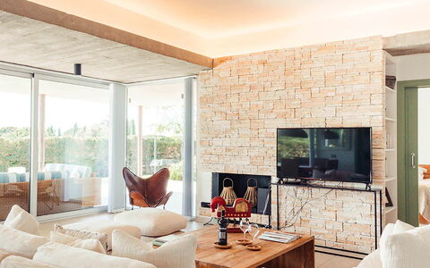 Villa Neper: Möbel, Wand, Interior Design, Flooring, Holz, Wohnzimmer, Couch, Fussboden, Decke, Steinwand