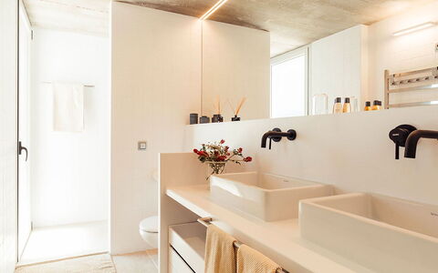 Villa Neper: Bad Sink, Wand, Armatur, Interior Design, Sinken, Flooring, Holz, Zapfhahn, Fussboden, Badezimmer
