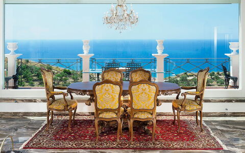 Blue Star Villa: Möbel, Interior Design, Stuhl, Tabelle, Flooring, Fussboden, Esszimmer, Beleuchtung, Zimmer, Wohnzimmer