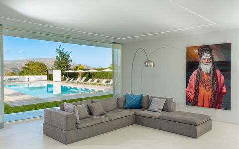 Villa Inga: Möbel, Flooring, Fussboden, Interior Design, Couch, Wohnzimmer, Tabelle, Zuhause, Kaffetisch