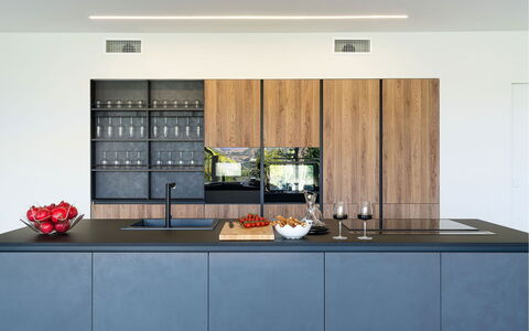 Villa Inga: Küche, Interior Design, Countertop, Küchengerät, Holz, Cabinetry, Flooring, Möbel, Schrank, Haushaltsgerät