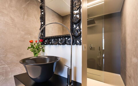 Villa Inga: Interior Design, Wand, Armatur, Flooring, Zapfhahn, Spiegel, Sinken, Badezimmer, Installation, Fussboden