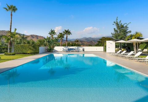 Villa Inga: Blau, Schwimmbad, Resort, Gartenmöbel, Eco Hotel, Schatten, Freizeit, Sonnenliege, Stuhl