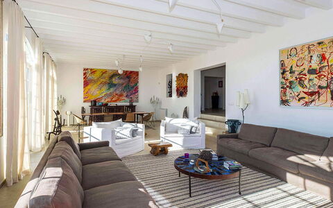 Finca Design: Möbel, Couch, Wand, Interior Design, Flooring, Fussboden, Wohnzimmer, Tabelle, Wohnung, Zuhause