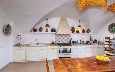 Finca Design: Interior Design, Flooring, Möbel, Küche, Decke, Beleuchtung, Fussboden, Zimmer, Countertop, Fliese