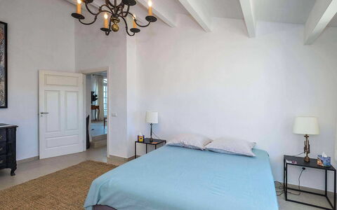 Finca Design: Möbel, Bett, Schlafzimmer, Interior Design, Fussboden, Flooring, Bedding, Holz, Bettdecke, Decke