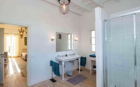 Finca Design: Wand, Flooring, Interior Design, Fussboden, Decke, Armatur, Möbel, Tür, Badezimmer, Zuhause