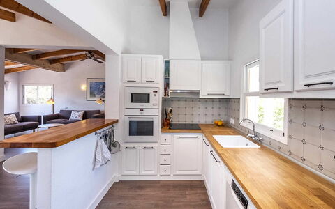 Villa Alejandra: Küche, Countertop, Möbel, Cabinetry, Küchengerät, Interior Design, Flooring, Major Appliance, Holz, Fussboden