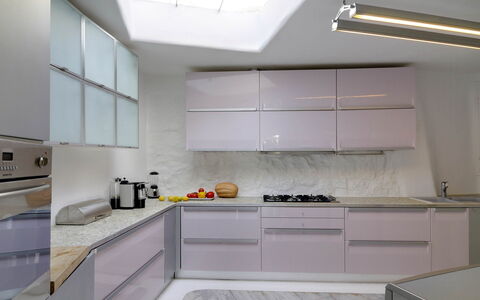 Villa Rocky: Küche, Küchengerät, Countertop, Major Appliance, Cabinetry, Interior Design, Möbel, Zuhause, Flooring, Herd
