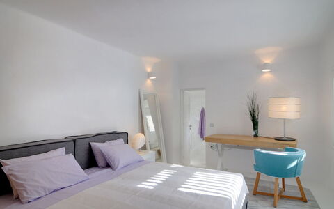 Villa Rocky: Möbel, Interior Design, Wand, Bett, Schlafzimmer, Flooring, Decke, Fussboden, Holz, Light Fixture