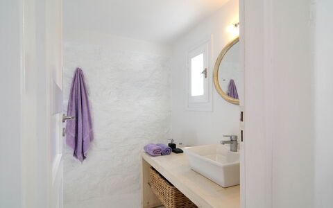 Villa Rocky: Wand, Armatur, Flooring, Fussboden, Badezimmer, Interior Design, Installation, Zimmer, Badezimmerschrank, Zapfhahn