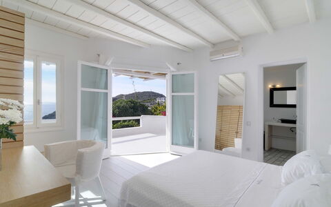 Villa Rocky: Zuhause, Decke, Wohnung, Balkon, Stuhl, Resort, Schatten, Gartenmöbel, Villa, Design