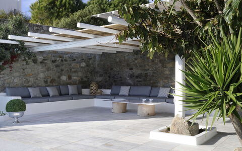 Villa Andy: Möbel, Gartenmöbel, Schatten, Stuhl, Tisch Im Freien, Beton, Blumentopf, Terrasse, Garten