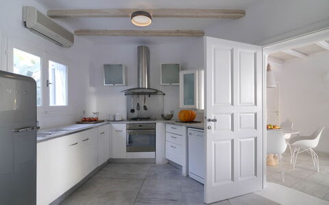 Villa Andy: Flooring, Interior Design, Möbel, Holz, Countertop, Küche, Decke, Fussboden, Küchengerät, Cabinetry