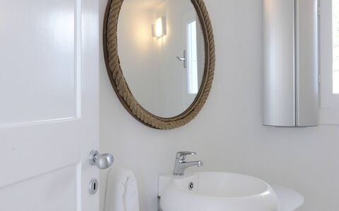 Villa Andy: Bad Sink, Armatur, Spiegel, Interior Design, Badezimmer, Sinken, Beleuchtung, Zapfhahn, Light Fixture, Installation