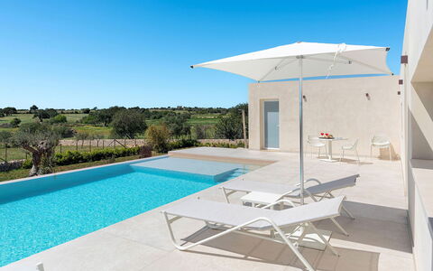 Villa Bruna: Schwimmbad, Gartenmöbel, Resort, Regenschirm, Verbundwerkstoff, Schatten, Sonnenliege, Stuhl, Eco Hotel, Villa