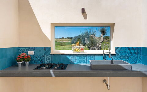 Villa Bruna: Blau, Wand, Küche, Countertop, Fliese, Farbe, Beton, Natürliches Material, Zimmerpflanze, Holzbeize