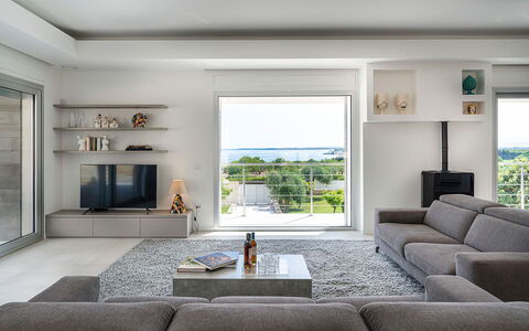 Villa Silvia: Möbel, Interior Design, Couch, Flooring, Wohnzimmer, Decke, Fussboden, Zimmer, Wohnung, Fernsehen