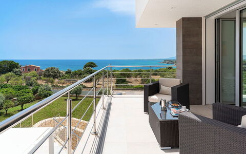 Villa Silvia: Meer, Stuhl, Balkon, Küste, Gartenmöbel, Resort, Eco Hotel