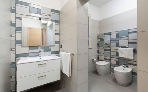 Villa Sea Star: Flooring, Interior Design, Fussboden, Armatur, Fliese, Badezimmer, Toilette, Verbundwerkstoff, Installation, Sinken