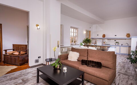 Casa Maurus: Möbel, Interior Design, Couch, Flooring, Fussboden, Holz, Zimmer, Wohnzimmer, Decke, Tabelle