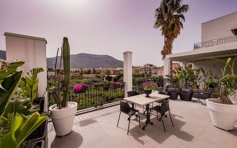 Casa Maurus: Möbel, Zuhause, Stuhl, Wohnung, Balkon, Schatten, Gartenmöbel, Resort, Zimmerpflanze