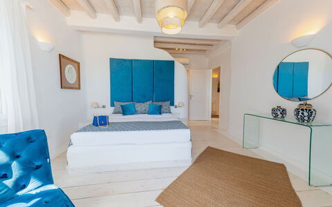 Seaside Villa: Blau, Möbel, Interior Design, Schlafzimmer, Bett, Flooring, Fussboden, Zimmer, Linens, Beleuchtung