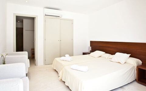 Villa Twilight: Flooring, Fussboden, Bett, Schlafzimmer, Holzbeize, Holzboden, Hartholz, Bedding, Bettdecke, Vorhang