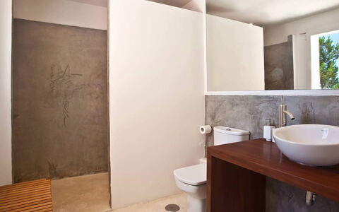 Villa Twilight: Badezimmer, Flooring, Armatur, Wand, Fussboden, Bad Sink, Sinken, Holz, Toilleten Sitz, Toilette