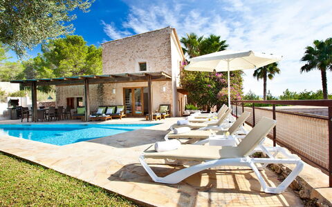 Villa Matarel: Schwimmbad, Gartenmöbel, Resort, Sonnenliege, Eco Hotel, Schatten, Estate, Regenschirm, Stuhl, Villa