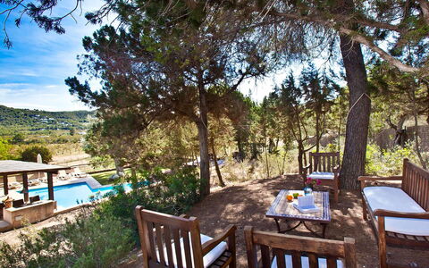 Villa Matarel: Möbel, Gartenmöbel, Resort, Schatten, Schwimmbad, Stuhl, Eco Hotel, Hartholz, Garten, Deck