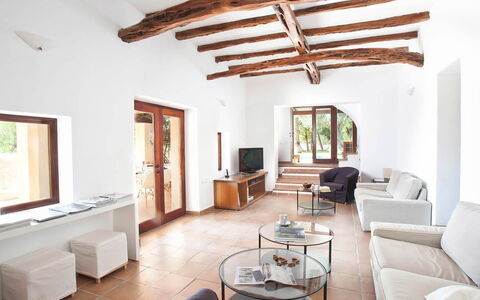 Villa Matarel: Möbel, Flooring, Holz, Interior Design, Fussboden, Zuhause, Zimmer, Decke, Wohnzimmer, Tabelle