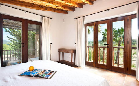 Villa Matarel: Möbel, Interior Design, Holz, Fussboden, Flooring, Zuhause, Decke, Zimmer, Bett, Schlafzimmer