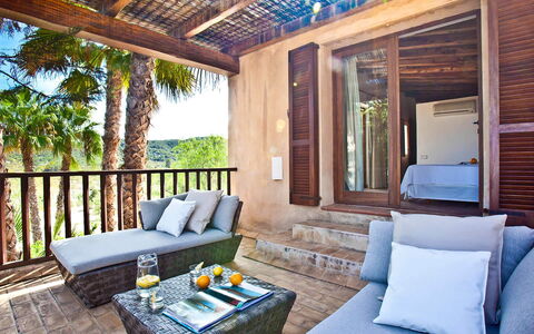 Villa Matarel: Möbel, Holz, Fussboden, Gartenmöbel, Zuhause, Resort, Stuhl, Balkon, Veranda, Schatten