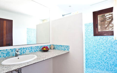 Villa Matarel: Blau, Wand, Flooring, Fussboden, Armatur, Interior Design, Zapfhahn, Bad Sink, Badezimmer, Verbundwerkstoff