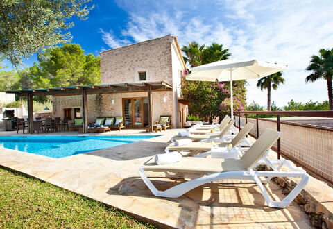 Villa Matarel: Schwimmbad, Gartenmöbel, Resort, Sonnenliege, Eco Hotel, Schatten, Estate, Regenschirm, Stuhl, Villa