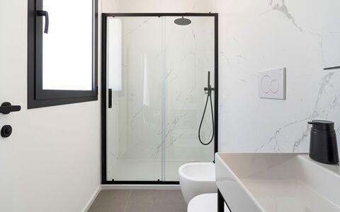 Villa la Isla: Badezimmer, Wand, Armatur, Flooring, Interior Design, Fussboden, Spiegel, Zapfhahn, Zuhause, Installation