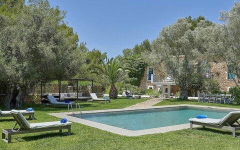 Villa Roger: Schwimmbad, Gartenmöbel, Möbel, Resort, Stuhl, Sonnenliege, Garten, Estate, Hinterhof, Schatten